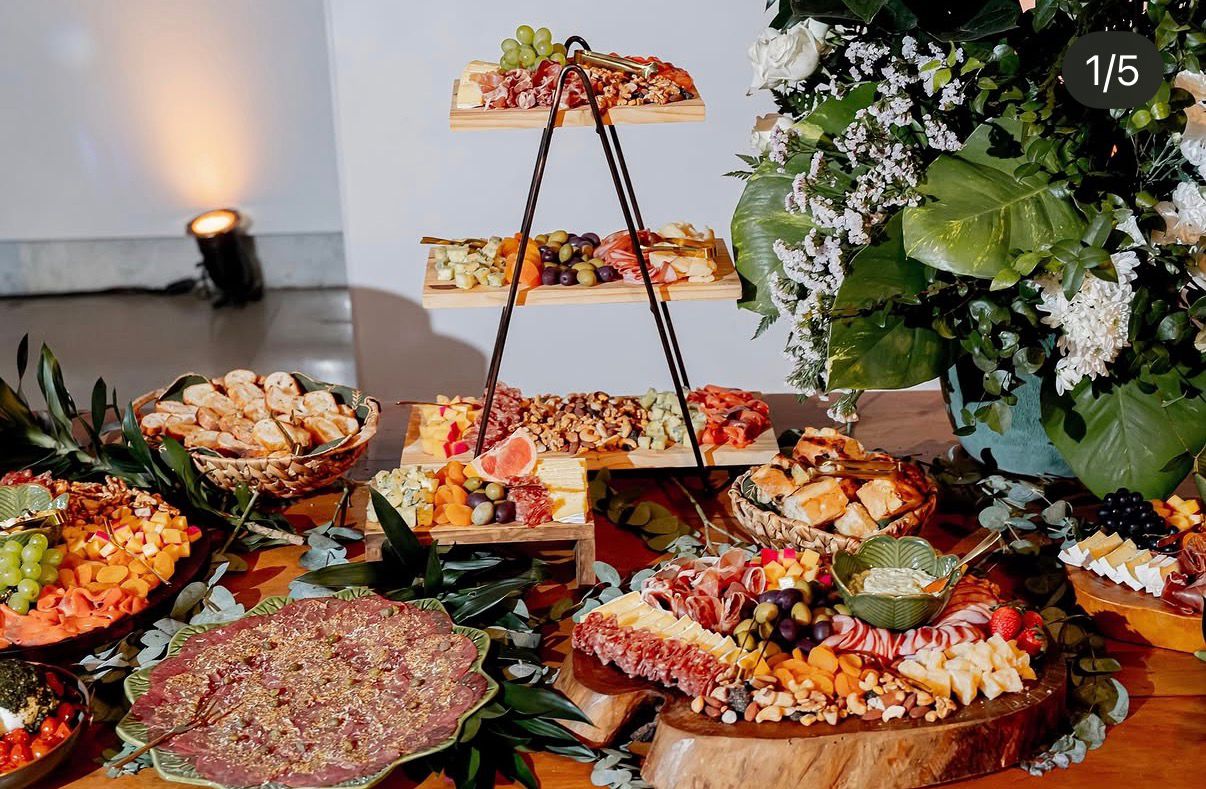 Detalhe de tábua com prosciutto, kiwi, castanhas e geleia