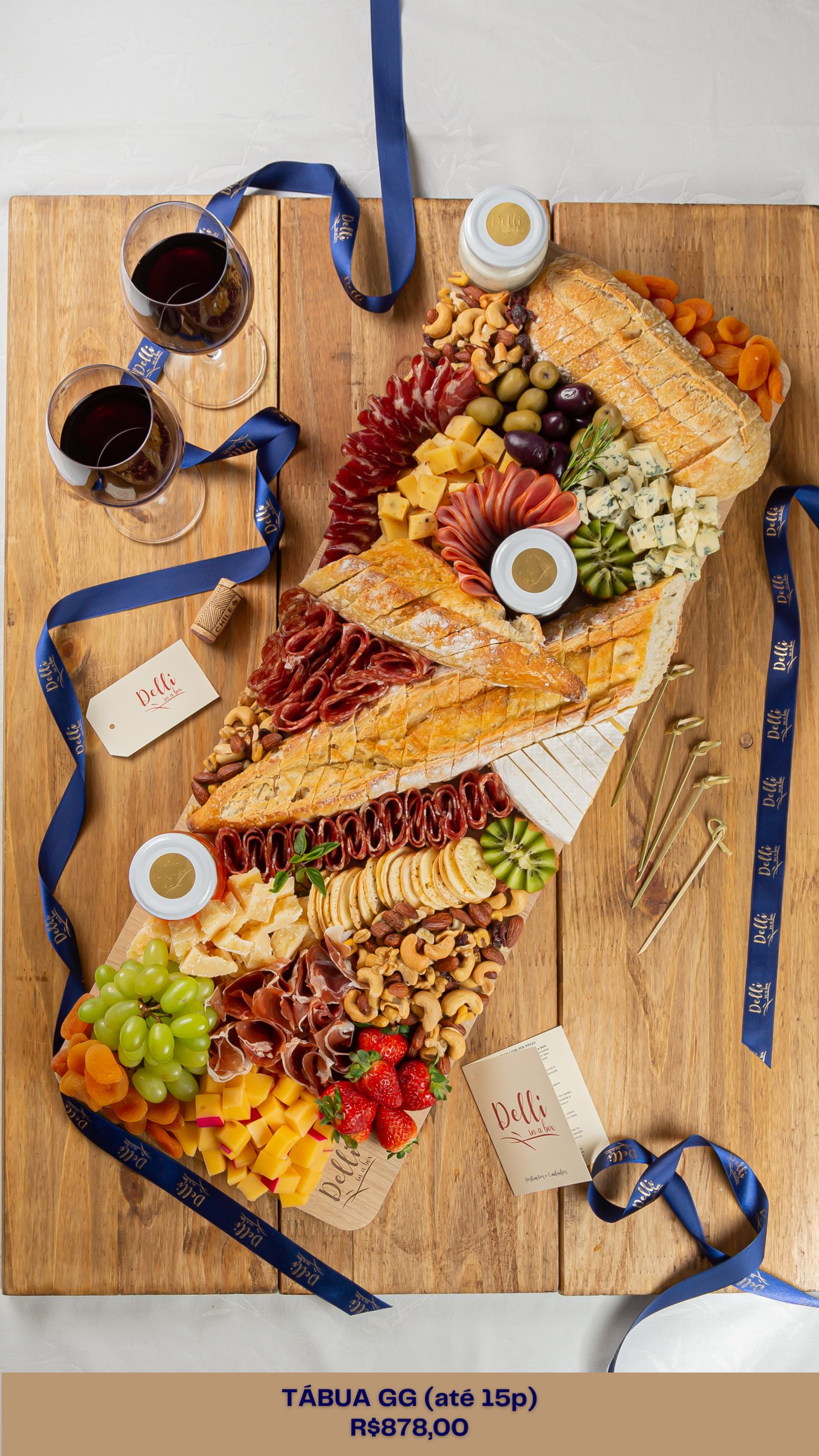 Tábua GG de frios Delli in a box completa, com queijos, frios, pães, frutas, castanhas e taças de vinho
